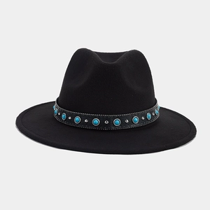 Détail du chapeau Fedora noir avec pierres turquoise ethniques et clous argentés sur bandeau