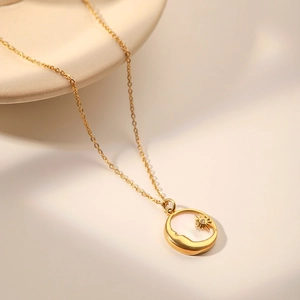 Collier vintage français en acier inoxydable plaqué or 18k avec lune en nacre et étoile