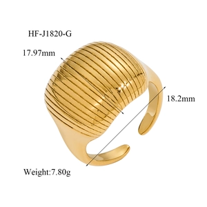 Détails de la bague en acier plaqué or 18K avec textures à paliers et dimensions précises