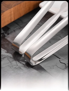 Close-up of 304 stainless steel ice clip with brushed metal texture and seamless design