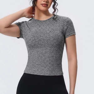 Détail du t-shirt de sport gris chiné montrant la texture du tissu et les coutures fines
