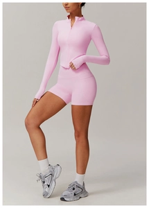 Vue latérale détaillée de l'ensemble de yoga rose avec veste zippée et short taille haute