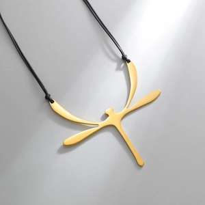 Minimalistische goldene Libelle Halskette mit eleganten Flügeln am schwarzen Band
