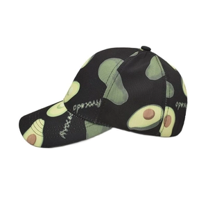 Détail du tissu en coton sergé avec motif avocat imprimé sur une casquette noire