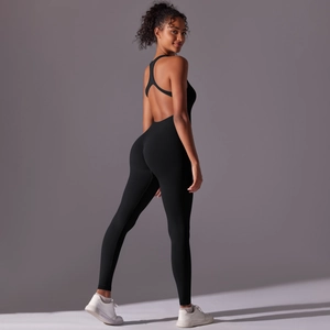 Detail eines schwarzen nahtlosen Yoga-Jumpsuits mit offenem Rücken und Racerback-Trägern