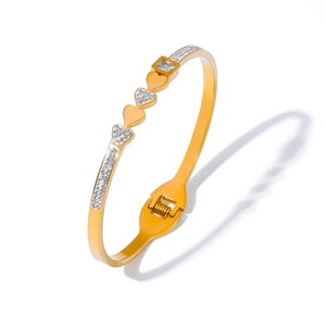 Elegantes goldenes Titanarmband mit geometrischen Diamantherzen und quadratischem Kristall