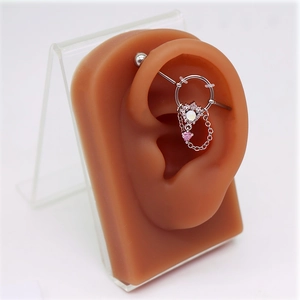 Industrial Barbell Ohrring mit rosa Herz-Kristall und Silberkette am Ohrmodell