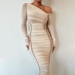 Détail de la robe moulante beige avec encolure asymétrique et texture froncée chic