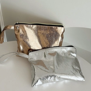 Goldene und silberne Kosmetiktaschen mit Schlangenhaut-Textur und Metall-Finish