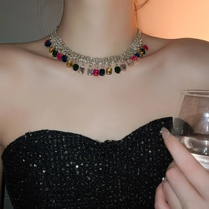 Vue détaillée du collier à pampilles en strass colorés avec une finition dorée élégante