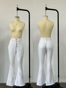 Vues avant et arrière du jean évasé blanc à taille haute avec braguette à plusieurs boutons