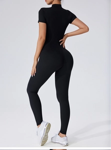 Vue arrière du body noir à manches courtes avec tissu gainant à haute élasticité