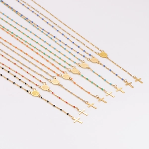 Bunte Rosenkranz-Halsketten mit Goldketten und Kruzifix-Anhängern in diagonaler Anordnung