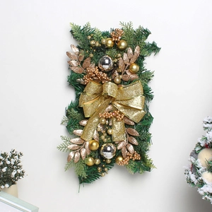 Weihnachtlicher Türhänger in Tropfenform mit goldener Schleife und Tannenzweigen