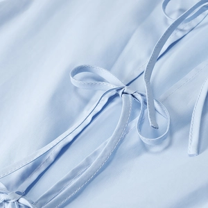 Hellblaues Kleid mit Puffärmeln, elegantem Bindekragen und weicher Baumwollstoffstruktur
