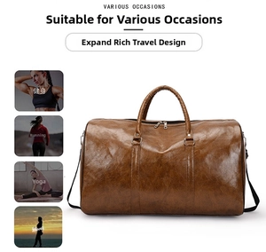 Detalle del bolso de viaje de cuero PU marrón oscuro con asas dobles y cremalleras