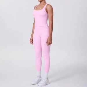Vue latérale d'un ensemble de yoga rose pour femme avec débardeur et legging moulant