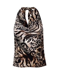 Detalle del top halter de leopardo con textura sedosa y escote drapeado fluido