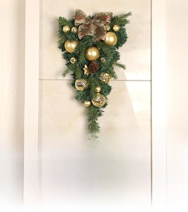 Detail der 50x30cm Gold PVC Weihnachtsgirlande mit bemalten Kugeln und Zapfen