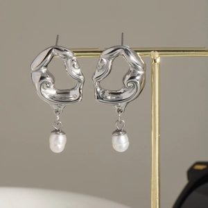 Boucles d'oreilles vintage en argent avec perles d'eau douce sur présentoir à bijoux