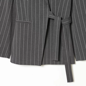 Blazer gris à fines rayures pour femme avec ceinture nouée et revers pour un style moderne