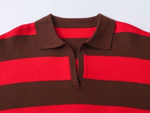 Gros plan du col d'un polo en tricot à rayures horizontales rouges et marron en tissu doux