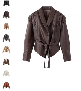 Detail einer dunkelbraunen Kunstlederjacke mit Reverskragen und Taillenbindung im Fokus