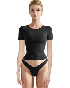 Gros plan d'un t-shirt noir ajusté à manches courtes pour femme sur un fond blanc neutre