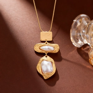 Makro-Detail der goldenen Barockperlenkette mit texturierten geometrischen Anhängern
