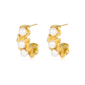 Elegant C-shaped gold-plated titanium earrings featuring three glossy white pearls