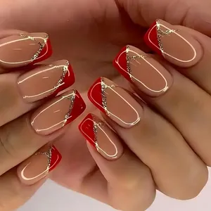 Nahaufnahme von rot-nude French Press-on-Nägeln mit Glitzerlinien auf der Hand