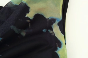 Détail de la robe en tulle à col en V avec tissu respirant et imprimés bleu vert