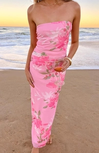 Gros plan détaillé de la robe longue en mesh à fleurs roses avec fronces sur la plage
