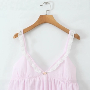 Robe à rayures roses avec col en V, bordure en dentelle blanche et petit détail floral