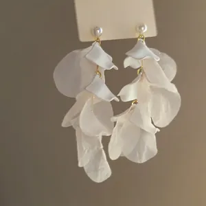 Elegant white resin petal tassel earrings with pearls for summer beach vacation style