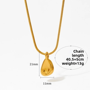 Detailed view of teardrop pendant necklace with dimensions 21x11mm and 40.5+5cm chain