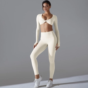 Detail eines cremefarbenen Yoga-Sets mit Langarm-Crop-Top und modischem Knotendesign