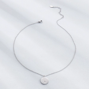 Collier en acier inoxydable argenté avec pendentif rond GOOD FORTUNE et strass brillants