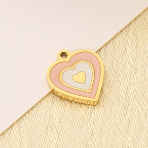 Détail du pendentif cœur en acier inoxydable plaqué or 18K avec émail rose étagé