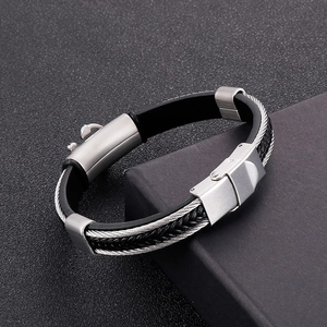Bracciale da uomo minimalista in pelle intrecciata nera e acciaio su scatola regalo