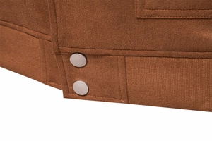 Détail de l'ourlet de veste en daim avec boutons métalliques et coutures précises