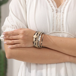 Bracelet multicouche bohème avec imprimé léopard, perles et fermoir magnétique doré