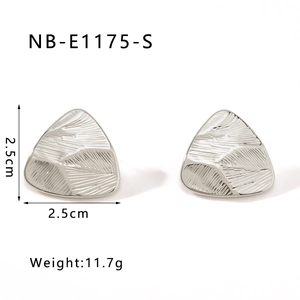 Macro detail of silver triangle earrings with leaf texture, 2.5cm size, 11.7g weight