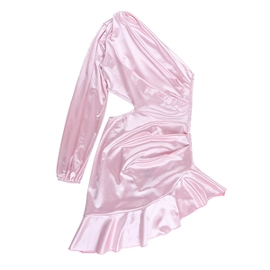 Détail d'une robe en satin rose à une épaule avec découpe latérale et volants