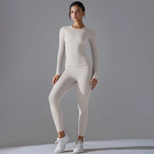 Détail de l'ensemble de yoga beige avec legging taille haute et haut à manches longues