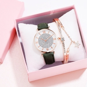 Detailopname van groen lederen horloge en roségouden sterrenarmband in geschenkdoos