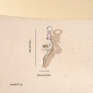 Détail du pendentif serpent argenté avec zircon rose et dimensions du produit