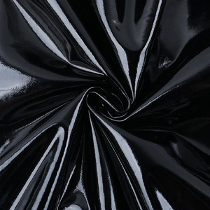 Detailansicht des glänzenden schwarzen Kunstleders mit hochreflektierender Texturierung