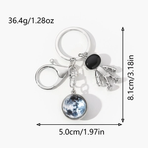 Astronaut keychain with planetary pendant showing weight 36.4g and 8.1cm x 5.0cm dimensions