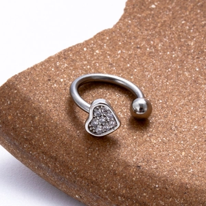 Anneau de lèvre en acier inoxydable en forme de C avec cœur en zircon sur pierre